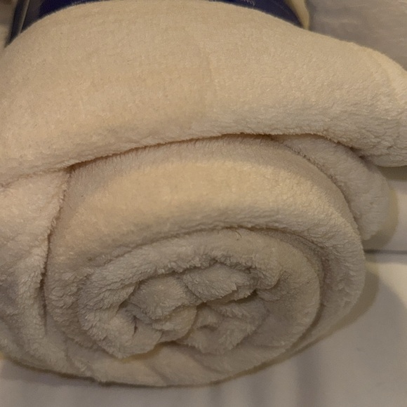 Throw - Picture 3 of 3